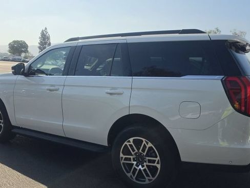 Used 2025 Ford Expedition Active RWD image 3