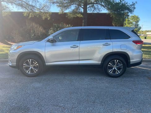 Used 2019 Toyota Highlander LE image 2