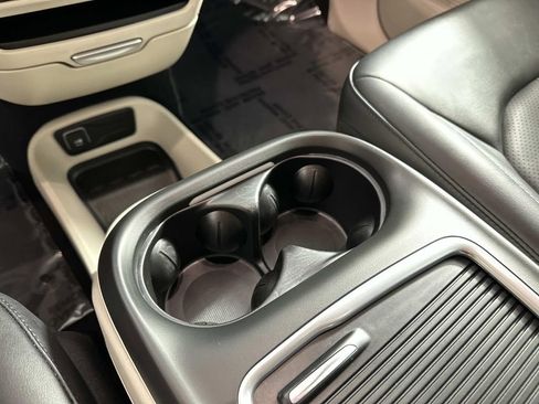 Used 2024 Chrysler Pacifica Touring-L image 16