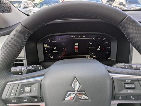 New 2025 Mitsubishi Outlander SE image 30