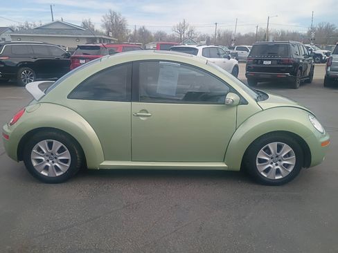 Used 2009 Volkswagen Beetle S FWD image 5