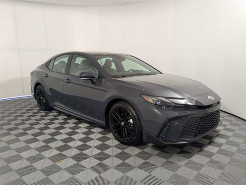 Used 2025 Toyota Camry SE image 4