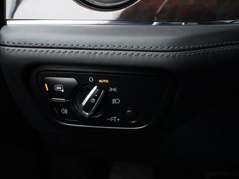 Used 2019 Bentley Bentayga V8 image 42