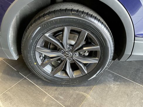 Used 2023 Volkswagen Tiguan SE w/ Panoramic Sunroof Package image 7