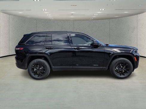 New 2026 Jeep Grand Cherokee Altitude RWD image 3