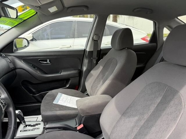 Used 2010 Hyundai Elantra SE FWD image 12
