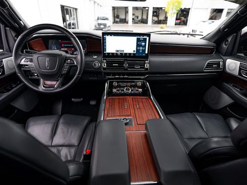 Used 2023 Lincoln Navigator Reserve AWD/4WD image 7