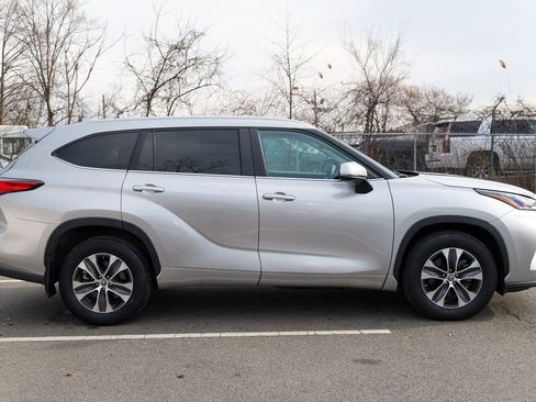 Used 2023 Toyota Highlander XLE image 8