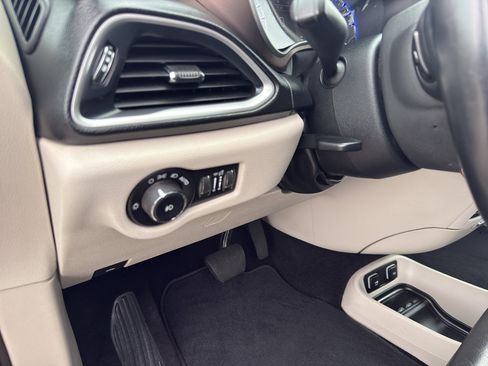 Used 2017 Chrysler Pacifica Touring-L image 13