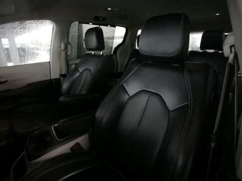 Used 2023 Chrysler Pacifica Touring-L image 9