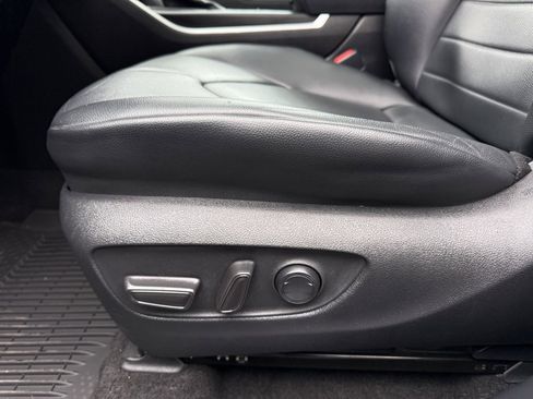 Certified 2023 Toyota Highlander XLE image 18