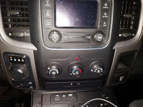 Used 2022 RAM 1500 4x4 Crew Cab Classic w/ Chrome Appearance Group image 24