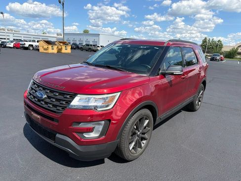Used 2017 Ford Explorer XLT w/ Equipment Group 202A FWD image 3