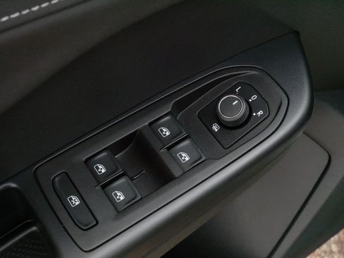Certified 2025 Volkswagen Taos SE AWD/4WD image 19