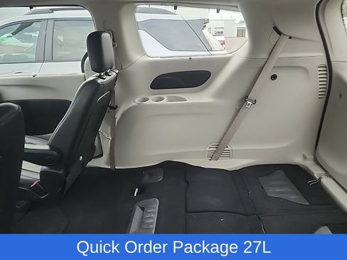 Used 2021 Chrysler Pacifica Touring-L FWD image 11