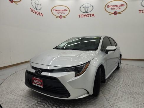 Used 2025 Toyota Corolla LE FWD image 2