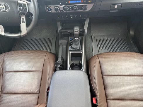 Used 2021 Toyota Tacoma Limited AWD/4WD image 21