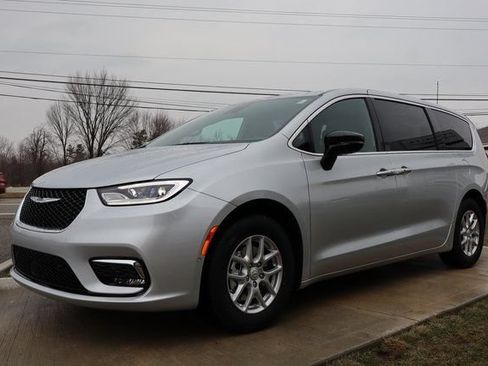 New 2026 Chrysler Pacifica Select FWD image 6