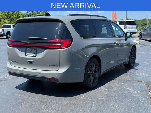 Used 2025 Chrysler Pacifica Limited FWD image 3