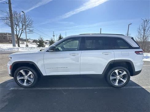 Used 2023 Jeep Grand Cherokee Limited image 2