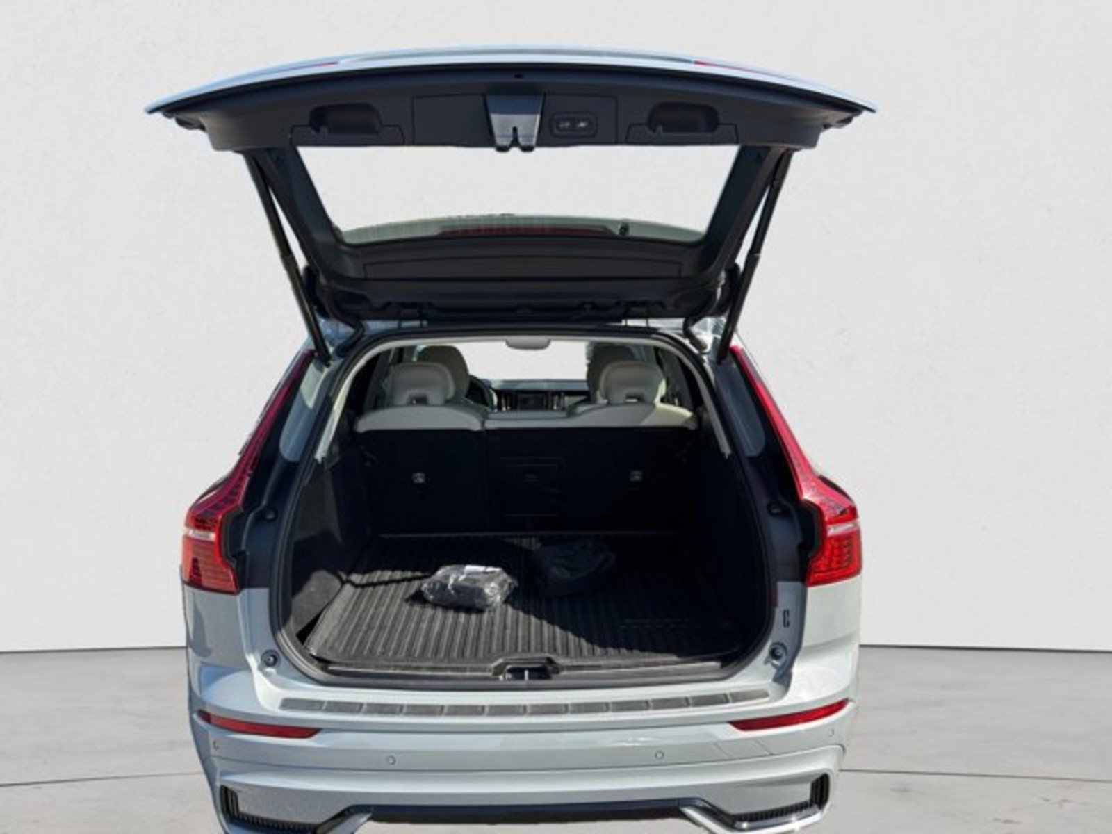 Used 2025 Volvo XC60 B5 Plus w/ Protection Package Premier AWD/4WD image 19