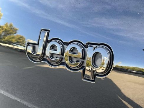 Used 2023 Jeep Grand Cherokee L Laredo image 8