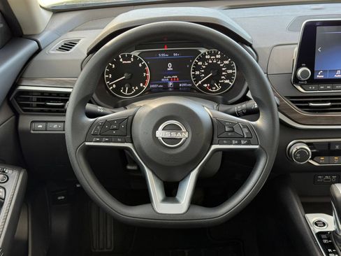 Used 2025 Nissan Altima 2.5 SV FWD image 29