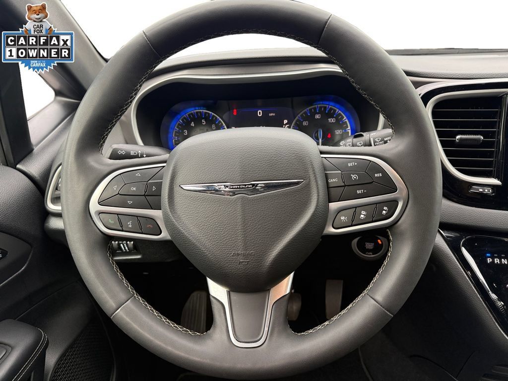 Used 2025 Chrysler Pacifica Select FWD image 11