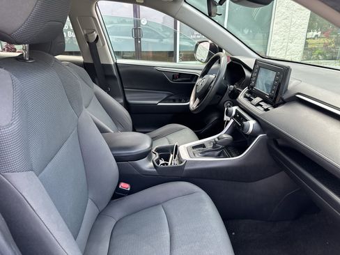 Used 2021 Toyota RAV4 LE FWD image 10
