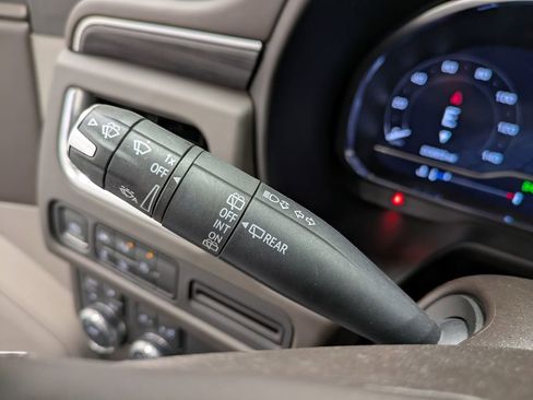 Used 2023 GMC Yukon SLT w/ SLT Premium Package image 18