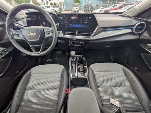 Used 2025 Chevrolet Trax LT FWD image 13