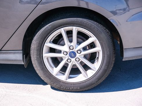 Used 2015 Ford Focus SE FWD image 9