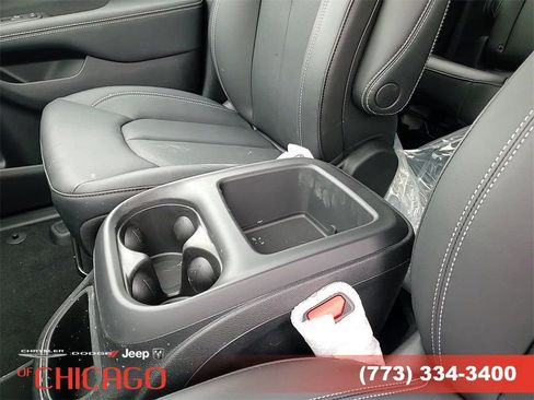 New 2025 Chrysler Pacifica Select image 22