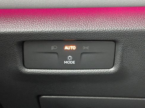 Used 2025 Volkswagen Tiguan SE R-Line image 17