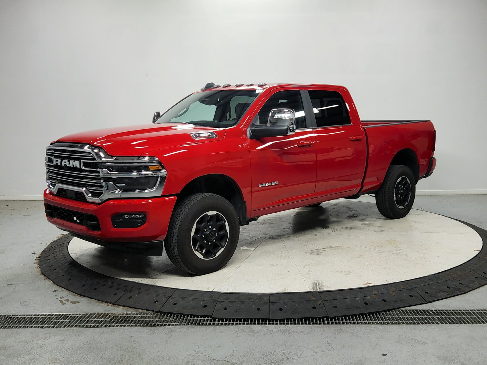 Used 2026 RAM 2500 Laramie AWD/4WD image 4