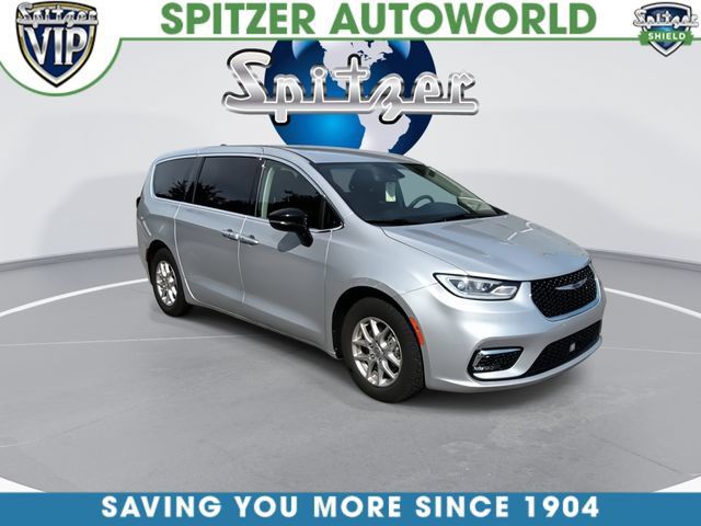 Used 2024 Chrysler Pacifica Touring-L FWD image 2