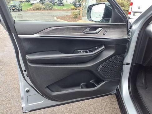 Used 2023 Jeep Grand Cherokee L Limited AWD/4WD image 15