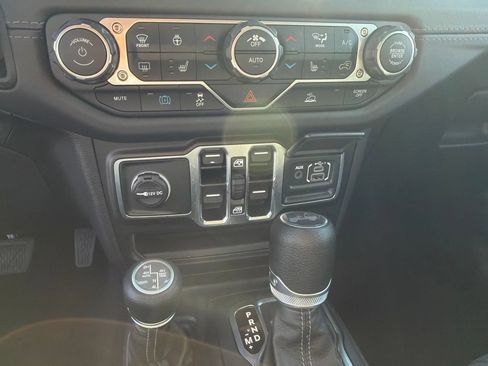 Used 2025 Jeep Wrangler Unlimited Sahara AWD/4WD image 24