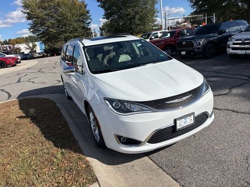 Used 2020 Chrysler Pacifica Limited image 5