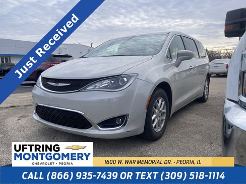 Used 2020 Chrysler Pacifica Touring image 1