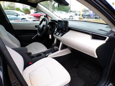 Used 2022 Toyota Corolla Cross L image 21