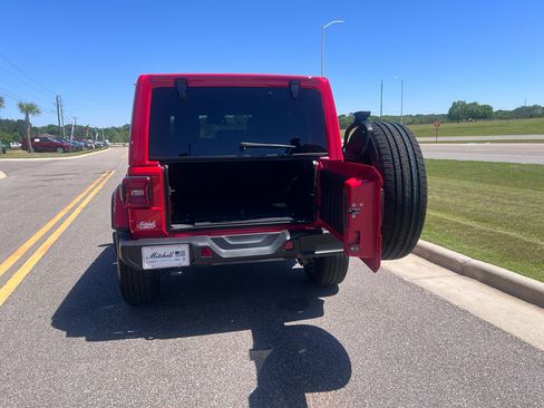 Certified 2025 Jeep Wrangler Sahara image 9