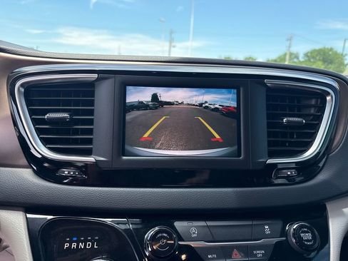 Used 2022 Chrysler Voyager LX FWD image 23
