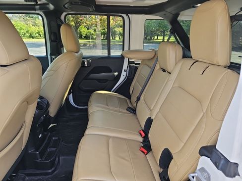 Used 2019 Jeep Wrangler Unlimited Sahara AWD/4WD image 17