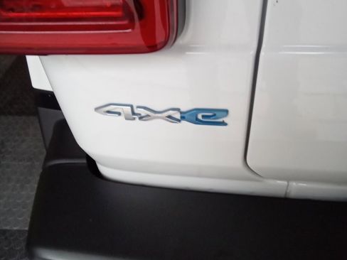 Used 2022 Jeep Wrangler Unlimited Sahara w/ Cold Weather Group image 9