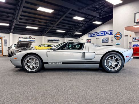 Used 2005 Ford GT RWD image 2