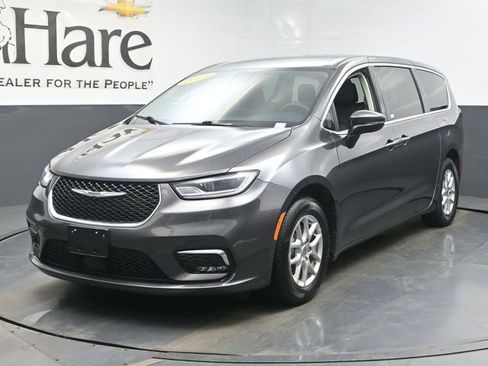 Used 2023 Chrysler Pacifica Touring-L FWD image 34