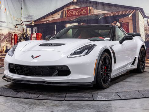 Used 2016 Chevrolet Corvette Z06 w/ 3LZ Preferred Equipment Group image 3