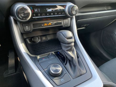 Used 2025 Toyota RAV4 LE image 40