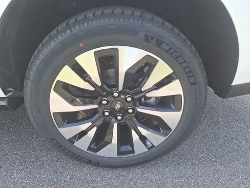New 2025 Ford Expedition Platinum w/ Driver's Package image 23